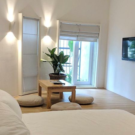 Circadian Japanese Studios In Downtown Хошимин Екстериор снимка